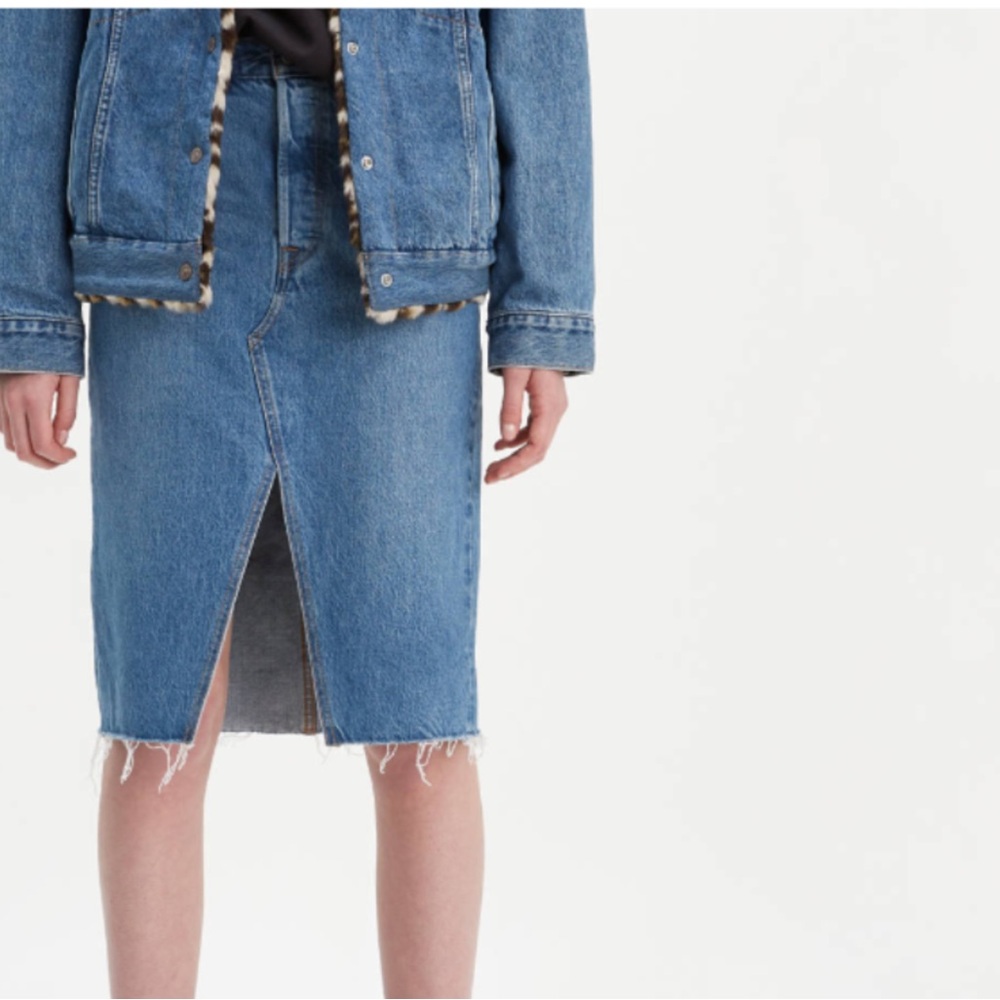 LEVI’S HIGH-RISE DECONSTRUCTED JEAN SKIRT